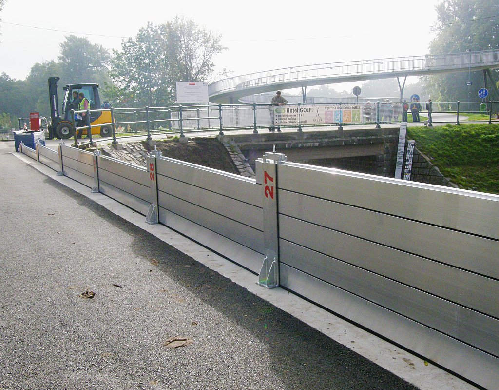 u lávky, průchod přes můstek nebude zahrazen